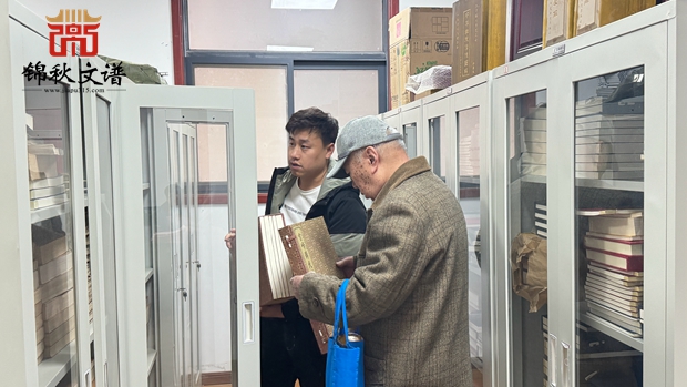 王編輯帶賈老師參觀(guān)家譜館