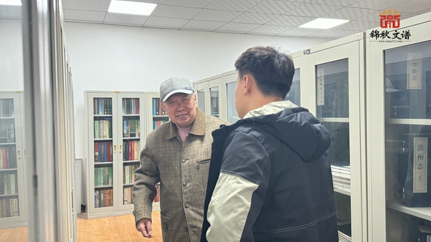王編輯帶賈老師參觀(guān)志書(shū)館