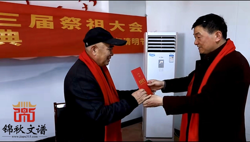 張氏現(xiàn)場(chǎng)頒發(fā)榮譽(yù)證書2